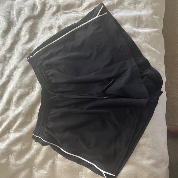 Lululemon Lightweight High-Rise Relaxed Short 3" *Long Liner Black Size 6 - Picture 9 of 9